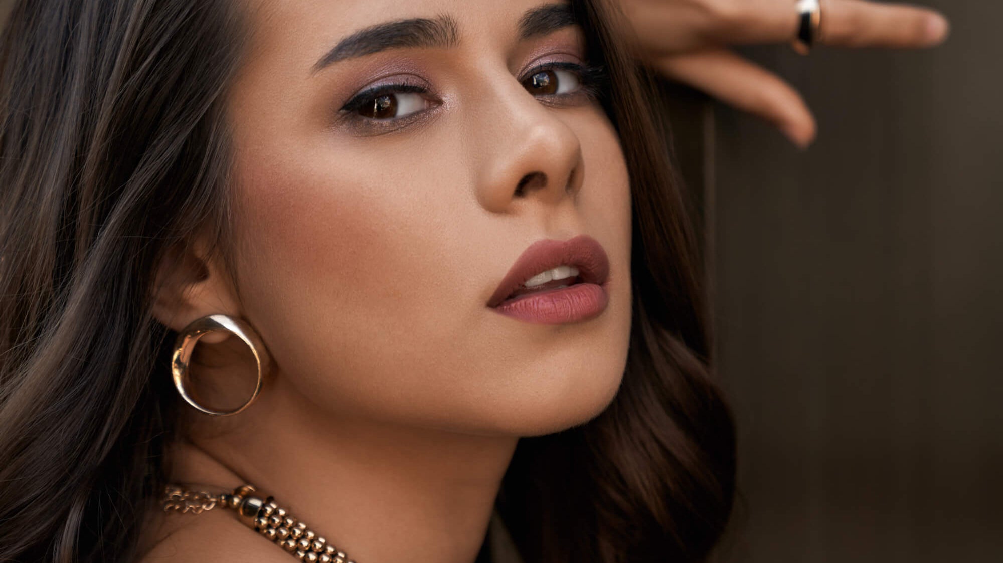 From Runway to Real Life: How to Wear Statement Bags and Jewelry